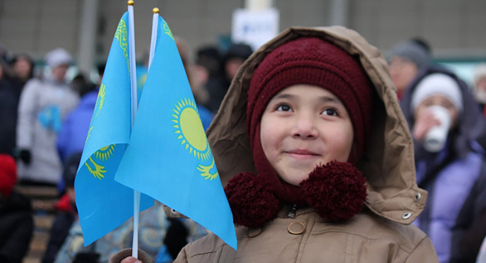 Маленький гражданин Казахстана с флагом страны