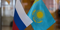 Архивное фото флагов России и Казахстана