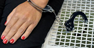 Архивное фото женщины в наручниках