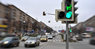 Архивное фото пешеходного перехода и светофора на городском проспекте
