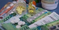 Лекарства, деньги (архивное фото)
