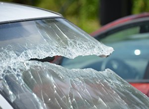 Разбитое стекло автомобиля, иллюстративное фото