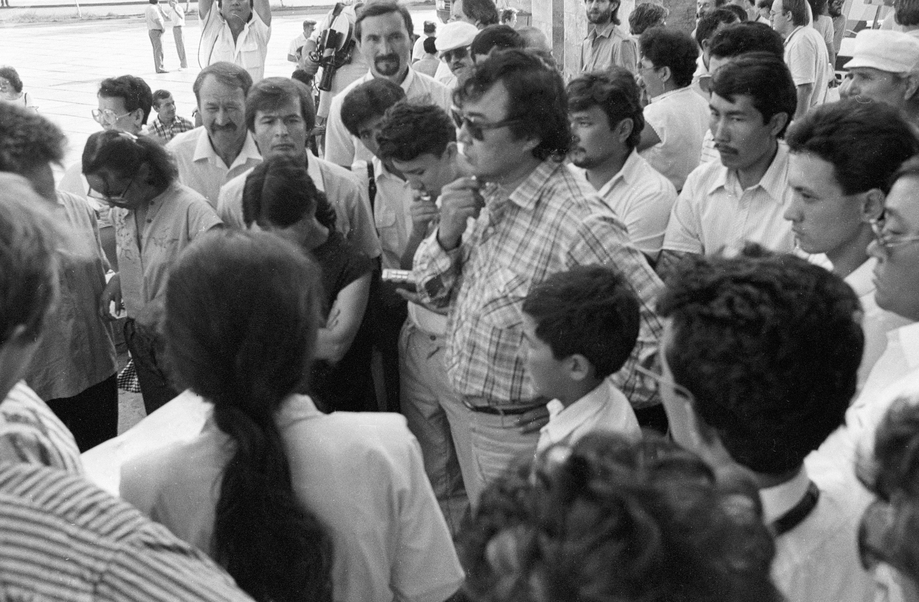 Народный депутат СССР, поэт Олжас Сулейменов (в центре) беседует с жителями города Семипалатинск, июнь, 1990 года
