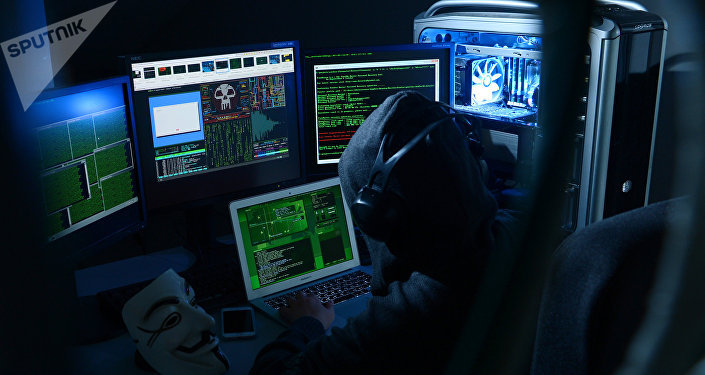 Хакер за монитором компьютера, иллюстративное фото