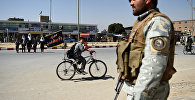Афганский полицейский стоит на страже, архивное фото