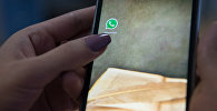 Приложение WhatsApp на экране мобильного телефона