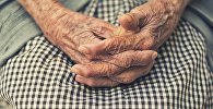 Руки пожилой женщины, архивное фото