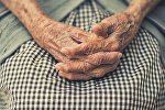 Руки пожилой женщины, архивное фото