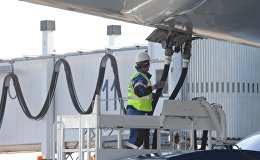 Заправка пассажирского самолета с помощью топливно-заправочного комплекса, архивное фото