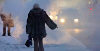 Девушка в мороз голосует на дороге, иллюстративное фото