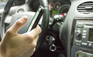 Мобильный телефон в руках водителя, иллюстративное фото Мобильный телефон в руках водителя, иллюстративное фото