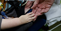 Рука неизлечимо больного ребенка в больничной палате, архивное фото