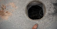 Открытый канализационный люк, архивное фото