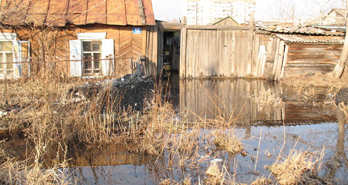 Талые воды подтапливают частный сектор в Петропавловске