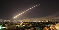 В небе над Дамаском виден ракетный огонь