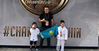 Четырехлетний призер чемпионата мира по джиу-джитсу Альнур (слева), его отец Айбат и его старший брат Алдияр Аубакировы