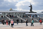 Вид на мемориал Родина-мать с площади перед стадионом Волгоград Арена