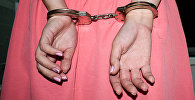 Девушка в наручниках, архивное фото