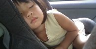 Ребенок спит в автомобиле, иллюстративное фото