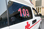 Автомобиль скорой помощи дежурит у здания, где проходит ЕНТ в Астане