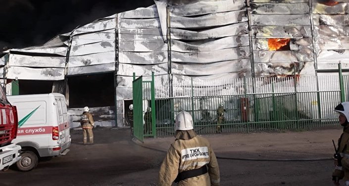 В Алматы на складском помещении произошел крупный пожар