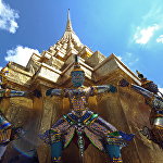 Гигантские статуи в Храме Изумрудного Будды в Бангкоке, архивное фото