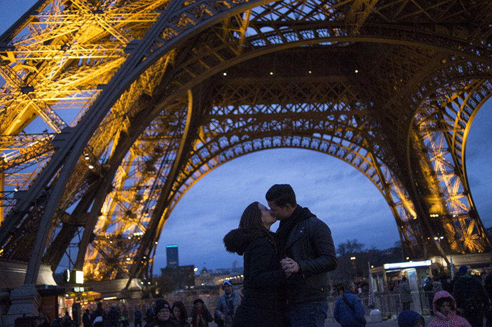 Влюбленные возле Эйфелевой башни в Париже