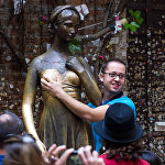 Туристы у статуи Джульетты (скульптор Нерео Константини) в Вероне