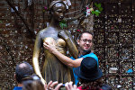 Туристы у статуи Джульетты (скульптор Нерео Константини) в Вероне