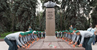 Возложение цветов к памятнику Динмухамеда Кунаева