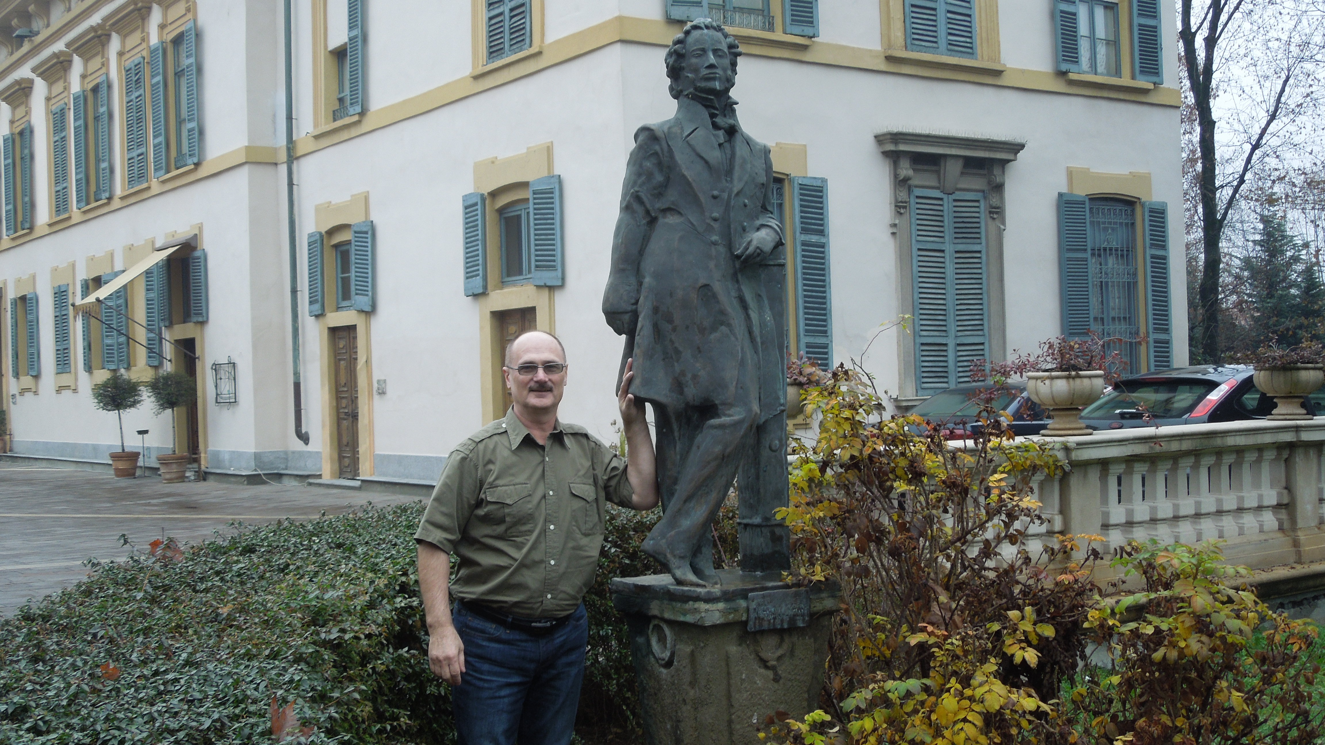 У памятника А.С. Пушкину в Сенаго, Италия
