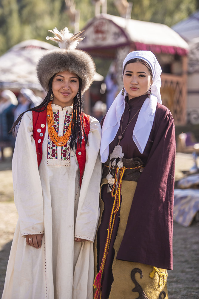 Киргизы в национальных костюмах
