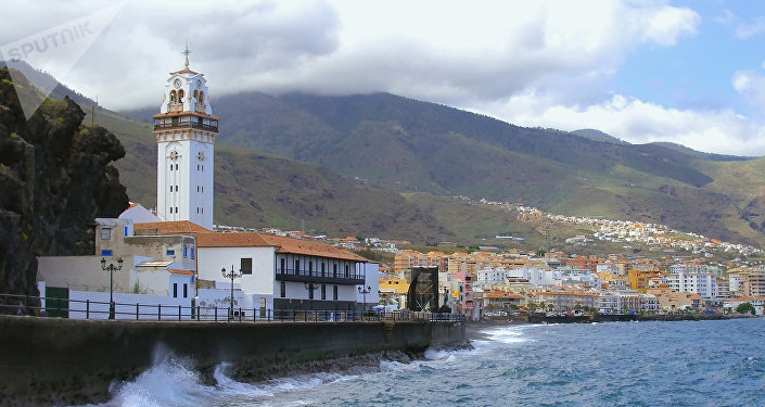 Панорама прибрежного городка Канделярия на востоке острова Тенерифе, Испания