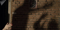 Қабырғадағы адам көлеңкесі, иллюстративті фото