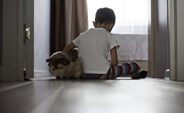 Ребенок с игрушкой, архивное фото