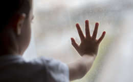 Ребенок у окна, архивное фото