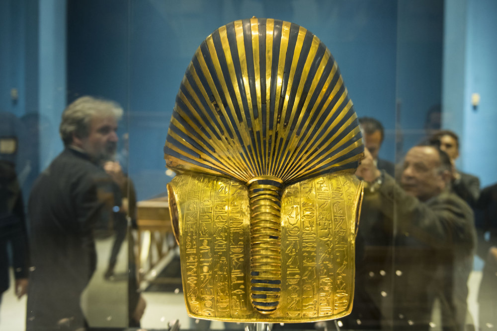 На снимке изображена Золотая маска короля Тутанхамона в Египетском музее Каира