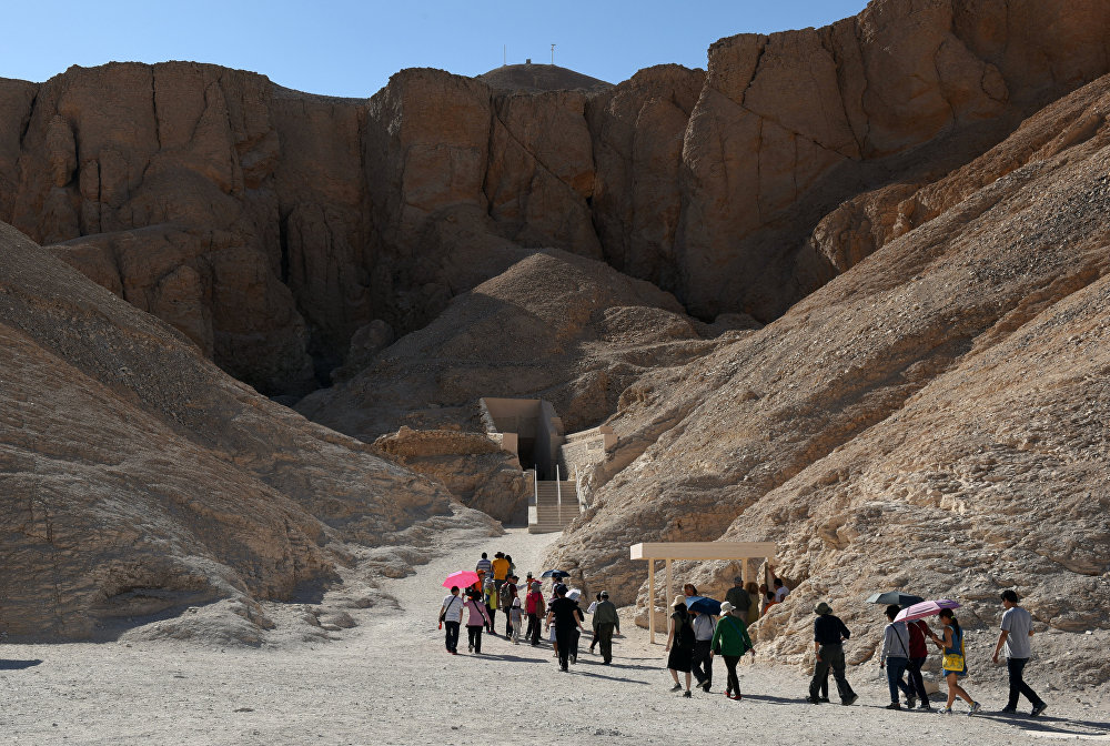 Туристы у входа в гробницу короля Тутанхамона в Долине царей, близ города Луксор в Египте