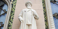 Воссозданный памятник казахскому акыну Жамбылу Жабаеву в павильоне Казахстан на ВДНХ