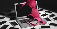 Женское нижнее белье на клавиатуре компьютера, иллюстративное фото