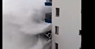 Волны смыли балконы на Тенерифе - видео