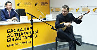 Темир Дулат исполняет на домбре новый казахский кюй в пресс-центре Sputnik Казахстан