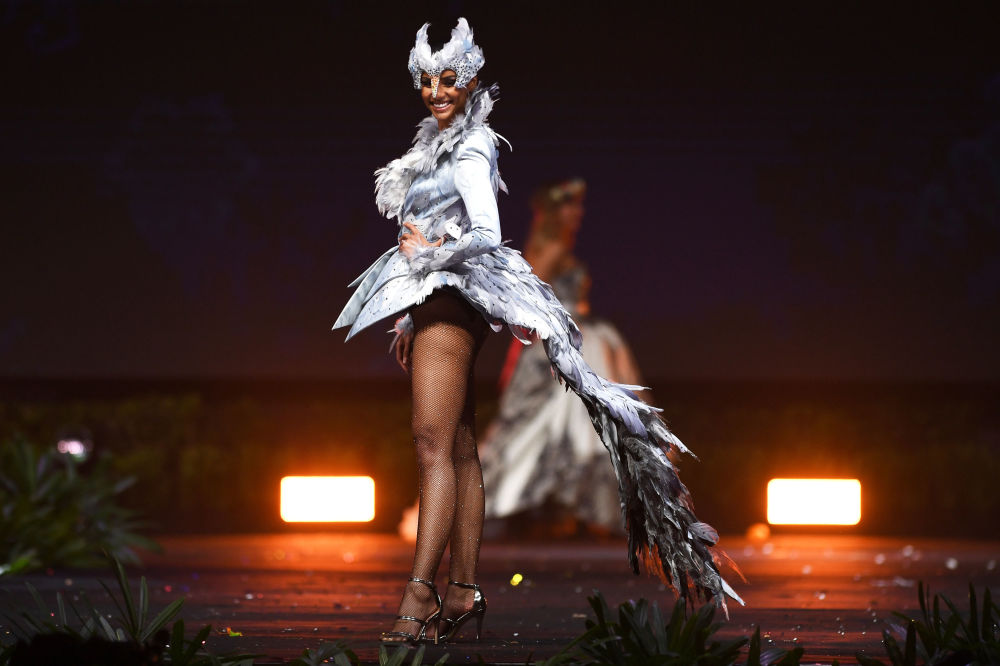 Представительница Южной Африки во время показа национальных костюмов в рамках конкурса Мисс Вселенная 2018 в Таиланде