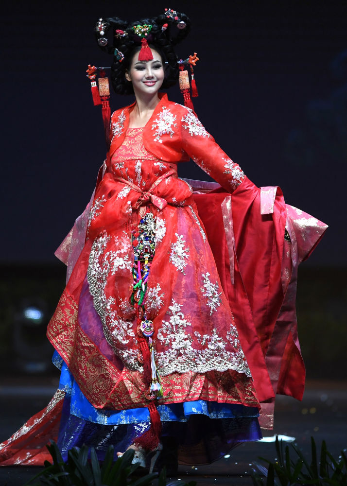Представительница Южной Кореи во время показа национальных костюмов в рамках конкурса Мисс Вселенная 2018 в Таиланде