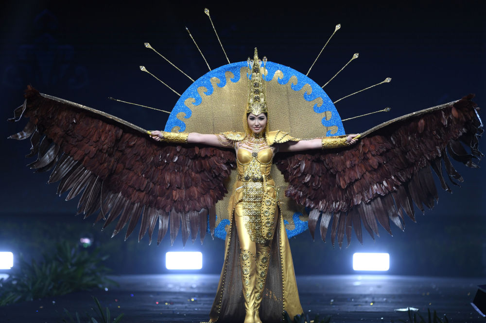 Представительница Казахстана во время показа национальных костюмов в рамках конкурса Мисс Вселенная 2018 в Таиланде