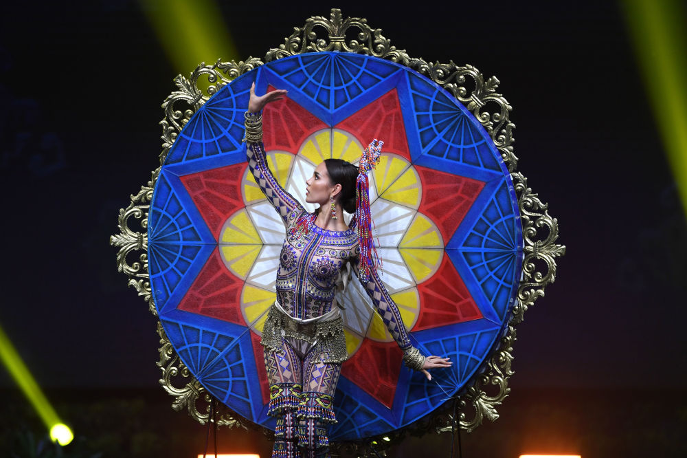 Представительница Филиппин во время показа национальных костюмов в рамках конкурса Мисс Вселенная 2018 в Таиланде