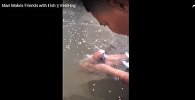 Человек дружит с рыбой - видео