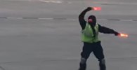 Танцующий работник аэропорта в Торонто