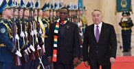 Зимбабве президенті Эммерсон Мнангагва мен Қазақстан басшысы Нұрсұлтан Назарбаев Ақордадағы кездесу кезінде