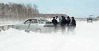 Автомобиль в снежном заносе, архивное фото